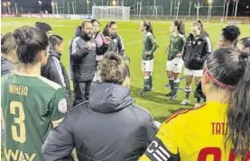  ?? CACEREÑO FEMENINO ?? Sánchez habla con sus jugadoras antes del partido ante el Dux Logroño.