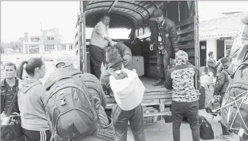  ??  ?? •
En la terminal terrestre de Tulcán (Carchi) se concentran los migrantes venezolano­s que están de regreso a su país.