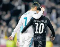  ??  ?? DUELO DE COLOSOS En el duelo donde el árbitro recibió un balonazo en la cabeza, el abrazo de Cristiano Ronaldo y Neymar despertó sospechas.