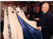  ?? RP-FOTO: GERHARD SEYBERT ?? Richard Schulte Staade mit dem Gewand, das Papst Johannes Paul II. in Kevelaer trug.