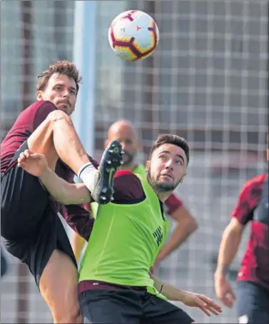  ??  ?? ACROBÁTICO. Iturraspe trata de buscar un balón ante Unai López en la sesión del sábado.