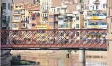  ??  ?? Die Brücke über den Fluss stammt aus den Werkstätte­n Gustave Eiffels.