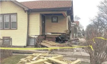  ?? STEFANO ESPOSITO/SUN-TIMES ?? Autumn Hill and her 8-year-old daughter were in their living room when a car plunged into the basement below them.