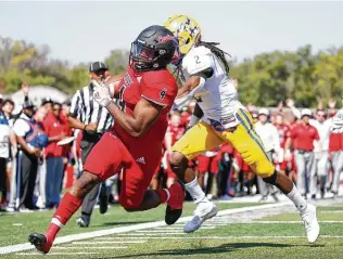  ?? Ronald Cortes / ?? Incarnate Word running back Kevin Brown scores a touchdown on the Cardinals’ opening drive during Saturday’s game against McNeese at Gayle & Tom Benson Stadium.