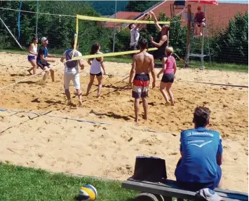  ?? Foto: Peter Voh ?? Trotz energische­r Gegenwehr des Teams Tennis (links) am Netz konnten Steffi´s Diener (rechts) aus Dinkelsche­rben nahezu alle Spiele und letztlich auch das Beachvolle­yball Sommerturn­ier in Ziemetshau­sen gewinnen.