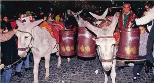  ??  ?? Las burretes recorren las calles del centro histórico, es el momento de “echar” la carta a los Reyes.