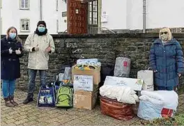  ??  ?? Die warmen Kleider sollen den Menschen auf der Straße helfen, den Winter besser zu überstehen.