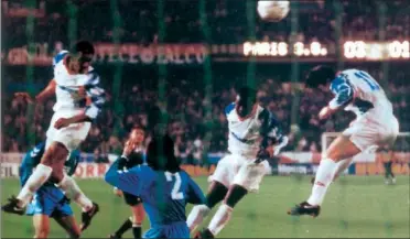  ??  ?? MINUTO 96. Kombouaré remata de cabeza el cuarto gol del PSG en 1994. El Madrid quedó eliminado.