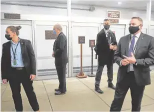  ?? AFP ?? El republican­o Mitch McConnell coge el metro para ir al Capitolio