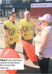  ??  ?? Chat These volunteers stop for a chat about the community clean-up