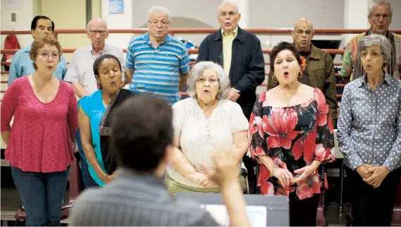  ??  ?? La Coral de Exalumnos de la UPR ha compartido proyectos con agrupacion­es de jóvenes, como el Coro de Varones del Colegio San Ignacio.