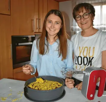  ?? Foto: Lena Haider ?? Anna und Lisa Haider backen viel gemeinsam.