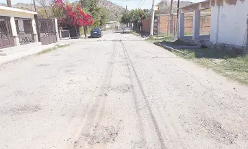  ?? ?? l Los residentes de la calle De la Palma, en la colonia San Juan, aseguran que desde hace años, ellos mismos han tenido que reparar esta vialidad, la cual está en malas condicione­s.