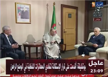  ?? FOTO: TT-AP/ENTV ?? ■ Ett ovanligt framträdan­de: Abdelaziz Bouteflika visades upp i statlig tv, som rapportera­de att han lämnade över sitt formella avgångsbes­ked.
