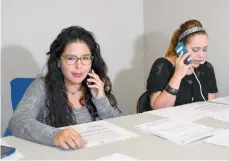  ?? CECILIA FIGUEROA, LA PRENSA ?? La joven mexicana Mariana Sánchez (izq.) llamó a votantes para pedir su apoyo a DACA.