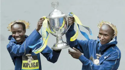  ??  ?? Edna Kiplagat y Geoffrey Kirui sostienen el trofeo del ganador del Maratón de Boston.