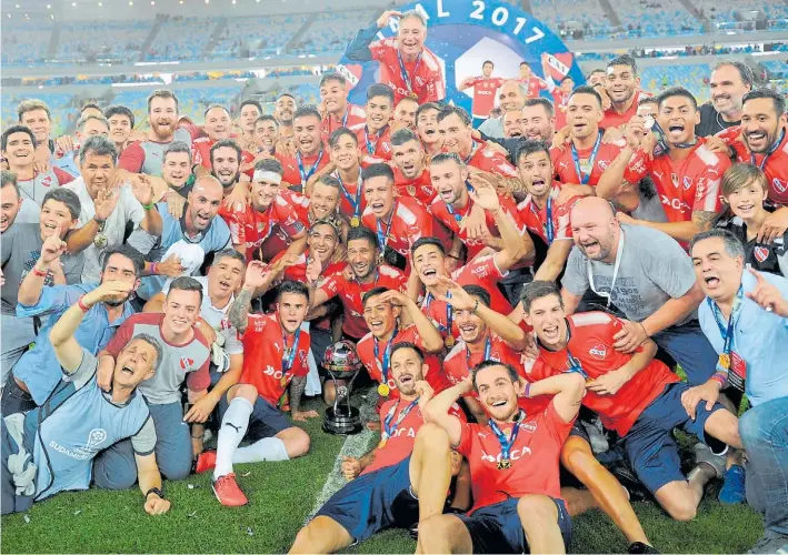  ?? MARCELO CARROLL ?? Los campeones y la Copa. Ahí están, ellos son, los dueños de la Sudamerica­na y de la emoción. Jugadores, cuerpo técnico y dirigentes, ganadores en el Maracaná.