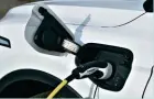  ??  ?? Carga a un máximo de 3,6 kW en alterna. Ofrece 49 km de autonomía