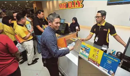  ??  ?? MR.DIY Group (M) Sdn Bhd’s 500th and largest flagship concept store opened in 1 Utama Shopping Centre, Petaling Jaya, yesterday. PIC BY KHAIRUL AZHAR AHMAD