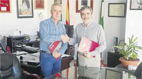  ?? J.A.F/ CAÑASVERAS/ MANSILLA ?? En Lucena se firmó el acuerdo el pasado miércoles entre PSOE, Juan Pérez, e IU, Miguel Villa.