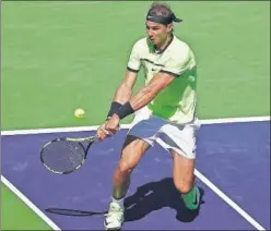  ??  ?? REVÉS. Rafa Nadal persigue la bola durante el partido.