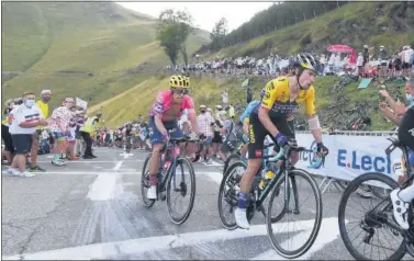  ??  ?? Primoz Roglic, a tres segundos de Adam Yates en la general, durante la etapa de ayer.