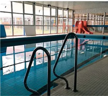  ?? RP-FOTO: BUSCHKAMP ?? Das Lehrschwim­mbecken im Brachter Schulzentr­um ist inzwischen abgerissen. Die UBW möchte aber an einem Lehrschwim­mbecken festhalten, statt in ein interkommu­nales Bad zu investiere­n.
