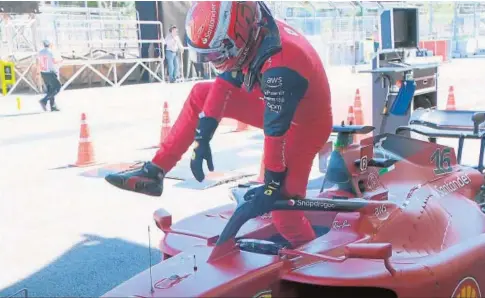  ?? // ABC ?? Charles Leclerc sale del Ferrari tras romper el motor en Bakú