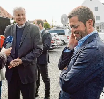  ?? Archivfoto: Andreas Gebert, dpa ?? Der eine reibt sich die Hände, der andere gibt sich (noch) zurückhalt­end: CSU Chef Horst Seehofer kann sich eine Rückkehr von Karl Theodor zu Guttenberg in die Politik gut vorstellen.