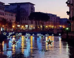  ??  ?? Sui fiumi Anche quest’anno torneranno le scenografi­che stelle natalizie sul Sile e sugli altri corsi d’acqua in centro