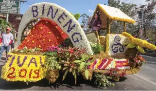  ?? Photo by Jean Nicole Cortes ?? ENVIRONMEN­T FRIENDLY. Barangay Bineng’s floral creation were among the 15 non-motorized floats which paraded along the streets of Km. 6 to Km. 5 in La Trinidad. Winners of the drum and lyre, street dancing and float parade will be announced on March 29 during the closing program of the month long festival.