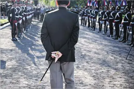  ??  ?? DISCURSO. En el acto del Día del Ejército, el comandante Manini Ríos defendió a la fuerza y al personal subalterno de la reforma prevista.