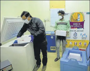  ?? GURPREET SINGH/ ?? Health workers carrying boxes containing vaccines at the civil surgeon’s office in Ludhiana on Thursday.