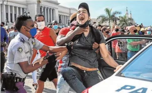  ?? // AFP ?? Un joven es detenido el pasado domingo tras participar en las protestas de La Habana