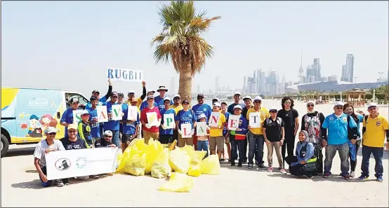  ?? KUNA photos ?? Kuwait Dive Team participat­es in Int’l Coastal Cleanup campaign through a cleanup of Al-Salam beach in Shuwaikh.