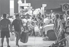  ??  ?? Pobladores toman gasolina y diésel de una estación de servicio en Allende, al sur de Veracruz. Varios manifestan­tes obligaron a los despachado­res a activar las bombas, que fueron apagadas para evitar el saqueo ■ Foto Ap