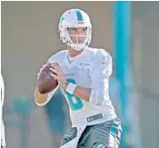  ?? JOHN MCCALL/STAFF PHOTOGRAPH­ER ?? Miami Dolphins quarterbac­k Brock Osweiler looks to throw during the first day of training camp on Thursday.