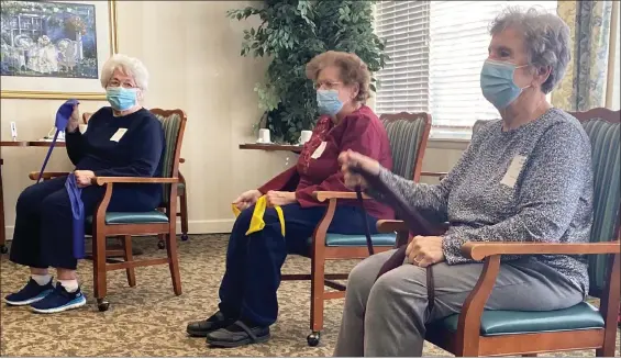  ?? COURTESY OF CHESTNUT KNOLL ?? Betty Moore of Boyertown, right, participat­es in a free exercise class at Chestnut Knoll.