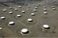  ?? (Nick Oxford/Reuters) ?? CRUDE OIL storage tanks at the Cushing oil hub in Oklahoma.