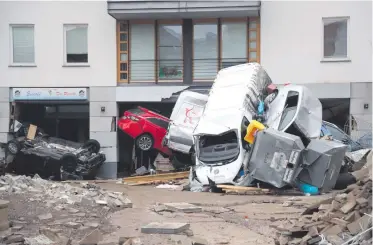  ??  ?? Los torrentes de ríos desbordado­s arrastraro­n vehículos y mobiliario urbano causando víctimas y destrozos.