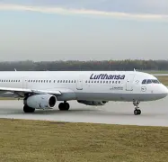  ??  ?? Sulla pista Un Airbus 321 della Lufthansa