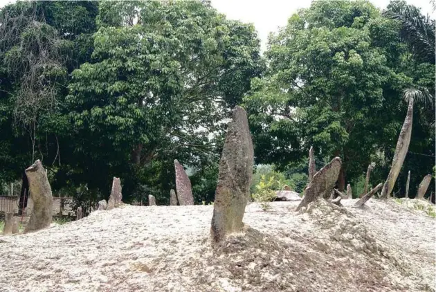  ??  ?? BATU megalitik
yang terdapat di tanah perkuburan
perkampung­an Terachi Kuala Pilah.