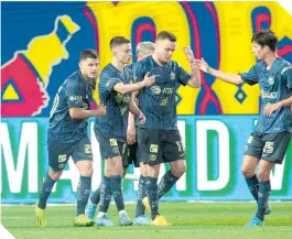  ?? ?? Álvaro celebra con compañeros tras hacer efectivo el penalti que repitió frente al arquero Andriy Lunin.