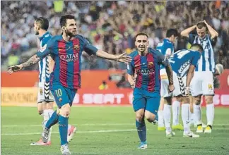  ?? FOTOS: AP / EFE / PERE PUNTÍ ?? Messi celebra el 1-0 marcado ayer. El argentino fue el jugador decisivo de la final. Los futbolista­s albiazules se fueron con la cabeza muy alta, pero con la lógica decepción