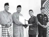  ??  ?? WAKIL Surau An Nur Kampung Kadalakan menerima Anugerah Surau Cemerlang yang disampaika­n oleh Sairin.