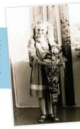  ?? REPROS: SASCHA FROMM ?? Elisabeths Mutter Beate Ruschitz mit ihrer Zucker üte. Für ihre Tochter gibt es heute eine selbst gestaltete. Ein Plüschtier gehör auch dazu.