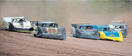  ?? BERND FRANKE
THE ST. CATHARINES STANDARD ?? Batmobile-like Late Models are four wide sliding into a turn at New Humberston­e Speedway in Port Colborne.