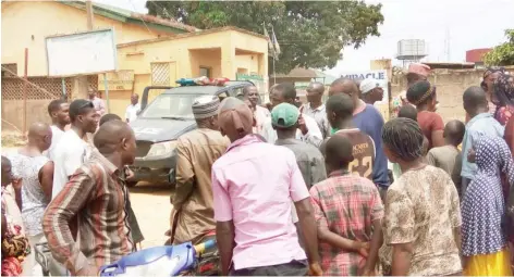  ?? Photo: Abubakar Sadiq Isah ?? Parents stand in front of LEA primary school Zuba, after Police patrol van blocked the school gate to stop them from entering the school to pick up their children yesterday.