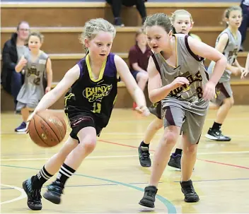  ?? ?? Bunyip Spirits player Mckenzie Trimble attacks the defence of Drouin Hearts player Chloe Creely in the under 10 division as the Warragul district junior season begins.