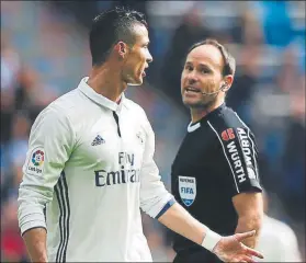  ?? FOTO: EFE ?? Cristiano tuvo sus más y sus menos con Mateu No dejó de protestar y vio una amarilla